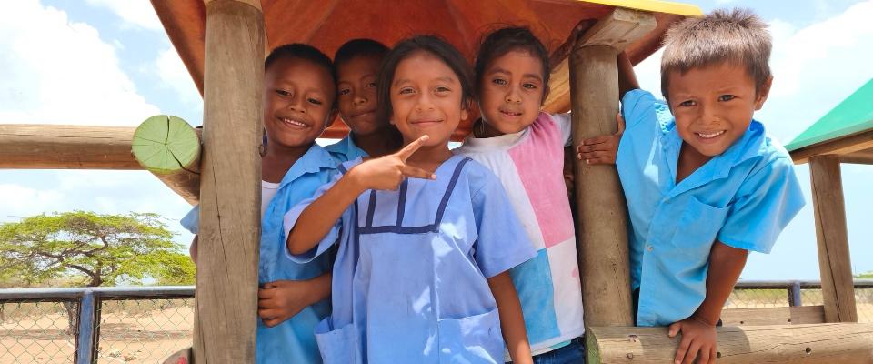 Fotos de niños de la comunidad indigena