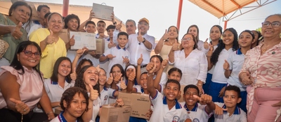 Foto del ministro TIC con beneficiarios de la región