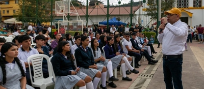 Foto de estudiantes de la Cabrera asistentes al evento