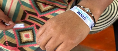 Foto de una mano con la manilla de 'Hackaton 2025'