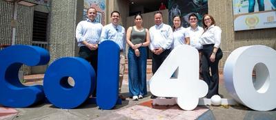 Foto de ministra TIC y asistentes al Col40