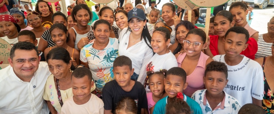 Ministra TIC con la comunidad beneficiada