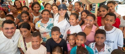 Ministra TIC con la comunidad beneficiada