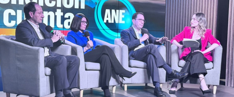 Foto de directivas de la Agencia Nacional del Espectro