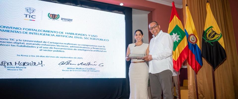 Foto de la ministra TIC en lanzamiento de diplomado