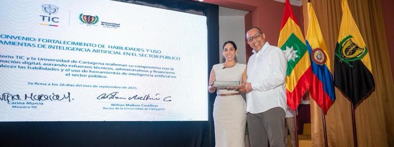 Foto de la ministra TIC en lanzamiento de diplomado
