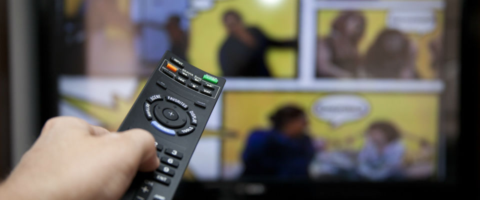 Foto de un control remoto apuntando hacia un televisor