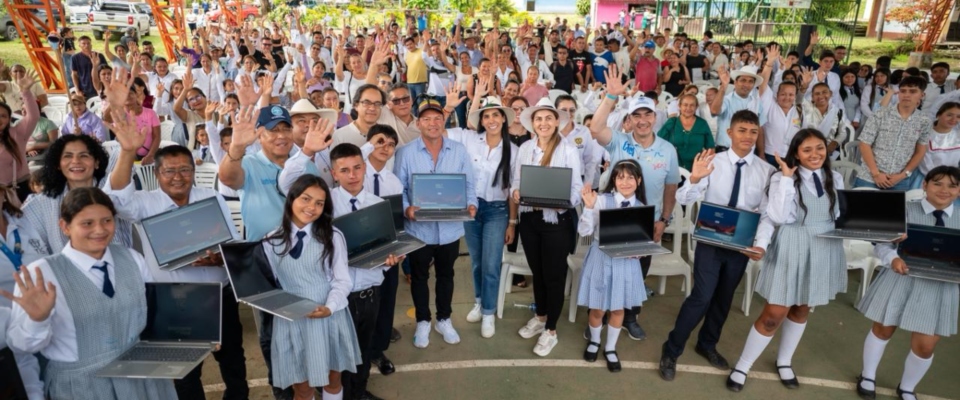 Foto de Ministra TIC y beneficiarios de Yacopí