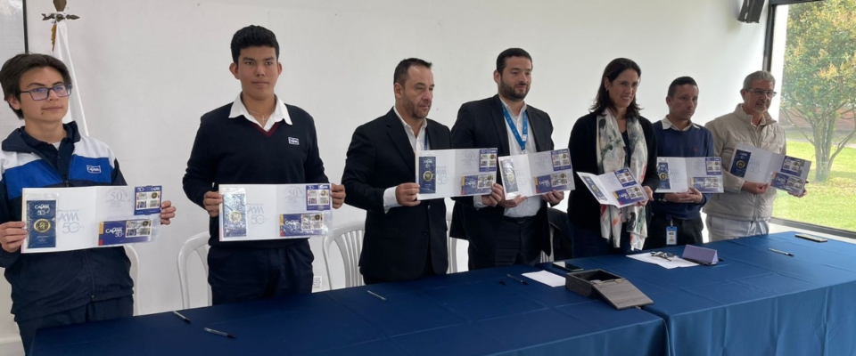Foto del subdirector de Asuntos Postales del Ministerio TIC y represnetantes del Colegio CAFAM