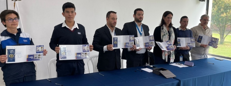 Foto del subdirector de Asuntos Postales del Ministerio TIC y represnetantes del Colegio CAFAM