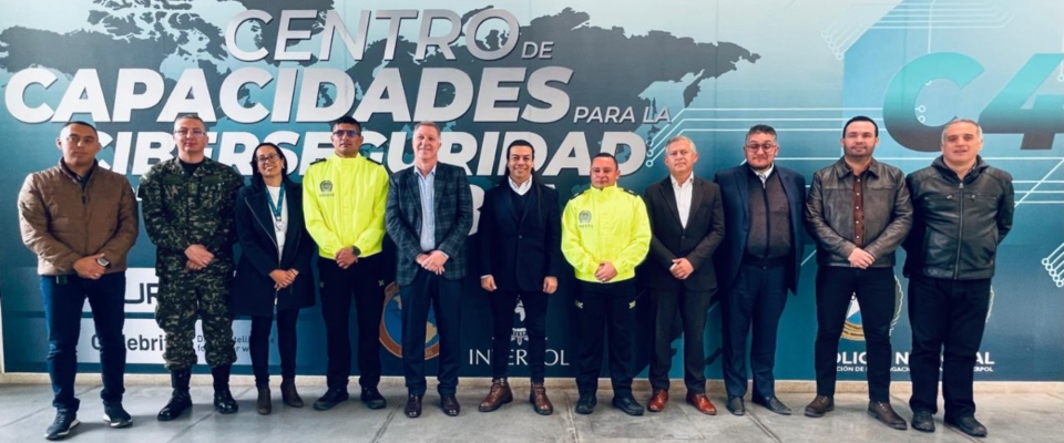 Foto de colaboradores de Colcert y Ministerio TIC