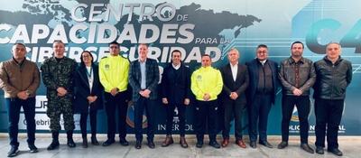 Foto de colaboradores de Colcert y Ministerio TIC