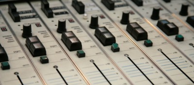 Foto de una consola de sonido