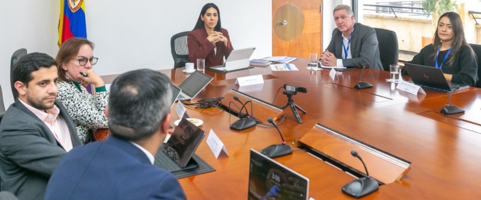 Foto de directivos de Ministerio TIC en reunión