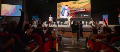 Foto de auditorio con participantes en Medios En Red