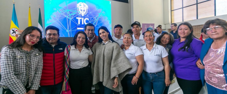Foto de la Ministra TIC con beneficiarios de la región Foto de la Ministra TIC con beneficiarios de la región