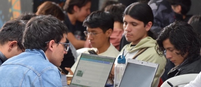 Foto de jóvenes participantes en la hackatón