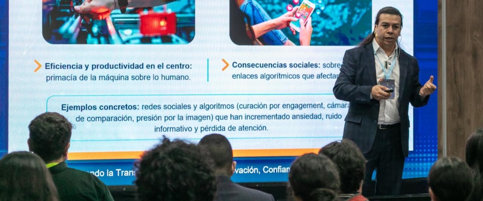 Foto de l viceministro (e) de Transformación Digital en presnetación Foto de l viceministro (e) de Transformación Digital en presnetación