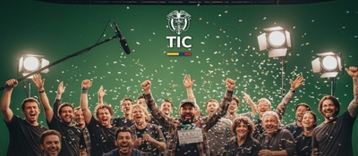 Foto de equipo de audiovisuales celebrando