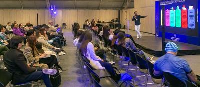 Foto de asistentes a la charla de TikTok