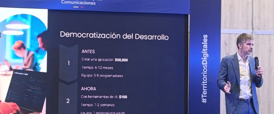 Foto de presnetadores en conferencia de Col40 Bogotá Foto de presnetadores en conferencia de Col40 Bogotá