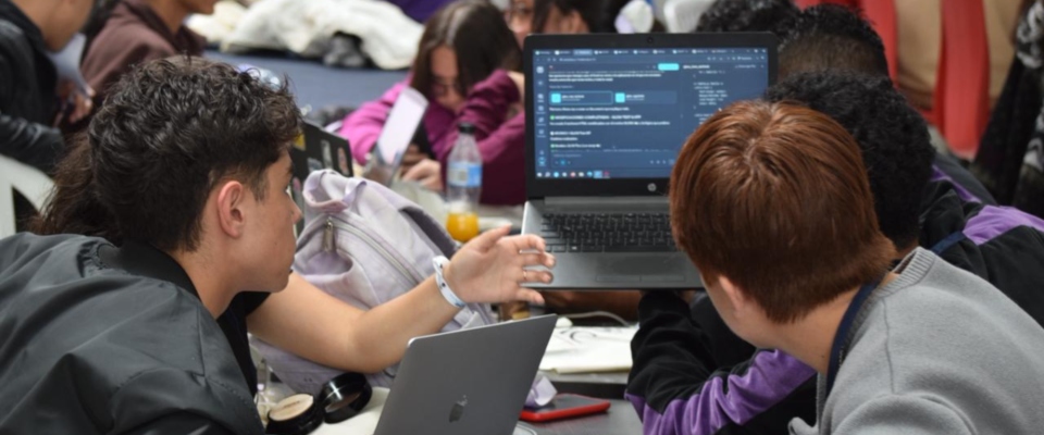 Foto de jóvenes participantes en hackatón Foto de jóvenes participantes en hackatón