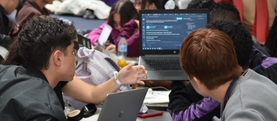 Foto de jóvenes participantes en hackatón