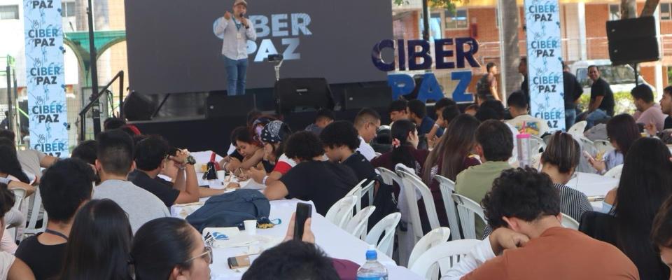 Foto de participantes de una sesión de hackatón