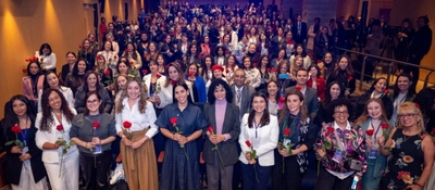 Foto de la ministra TIC con las mujeres asistentes al evento