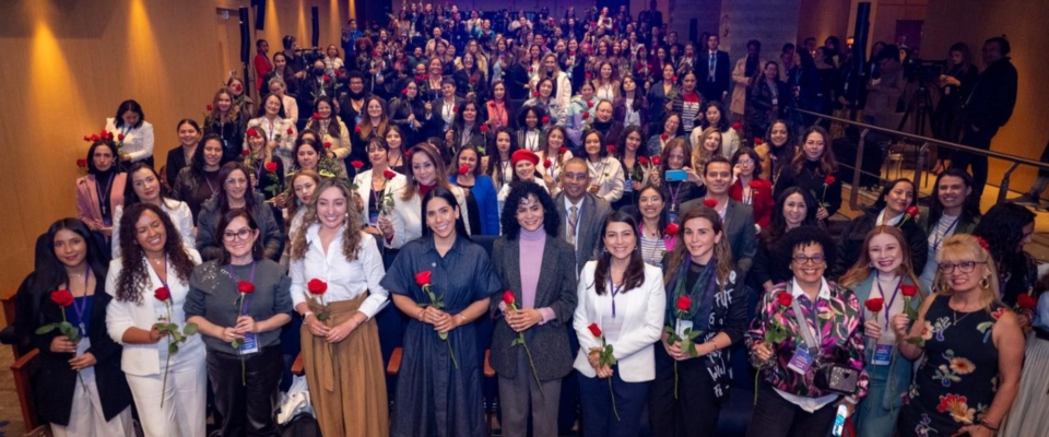 Foto de mujeres participantes en el evento junto a la Ministra TIC