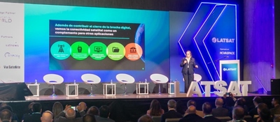 Foto del escenario y del presentador del evento LATSAT