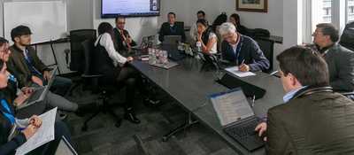 Foto de participantes en la mesa de Gobernanaza de Internet