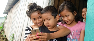 Foto de niños usando dispositivos móviles