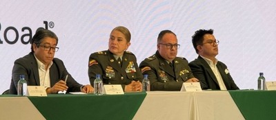 Foto de represnetantes de la Policía Nacional en el congreso