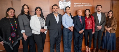 Foto de la ministra TIC junto a delegados de MinTIC y organización Books and Books