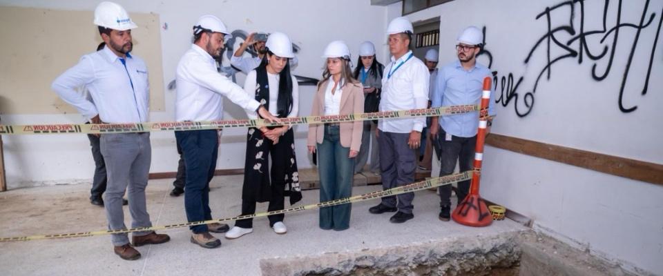 Foto de la ministra TIC con supervisores en una área de construcción