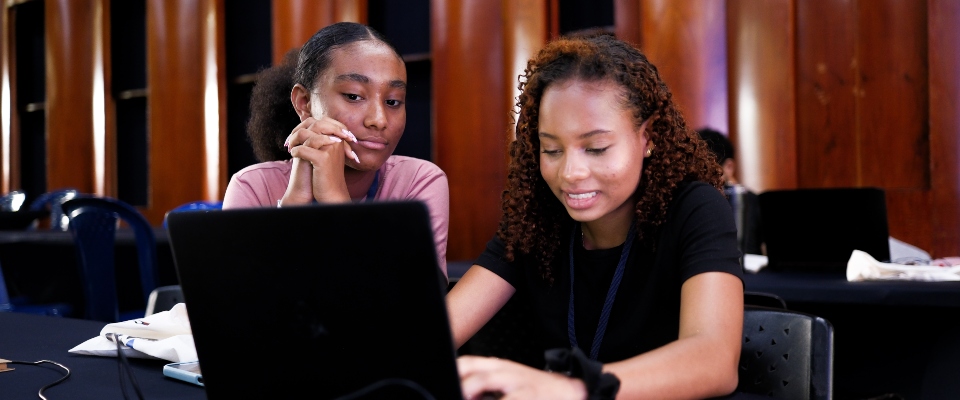 Foto de adolescentes usando un comnputador portatil