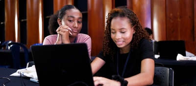 Foto de adolescentes usando un comnputador portatil