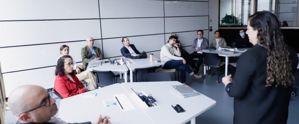 Foto de funcionario de ANE y Universidad ICESI en reunión
