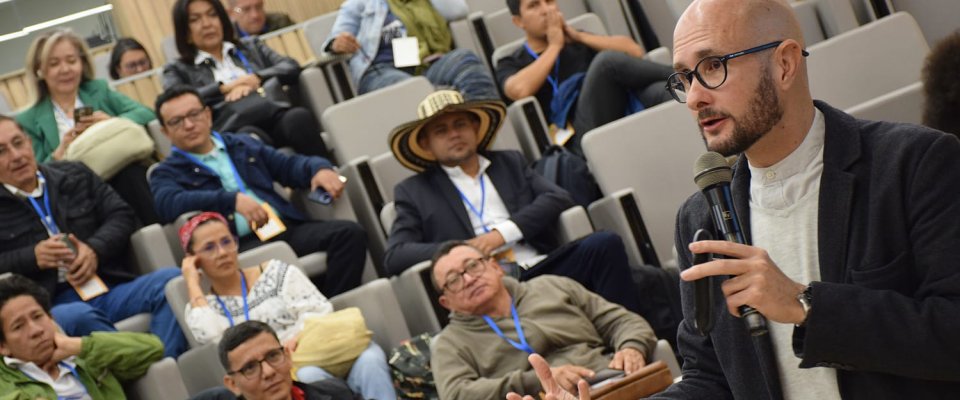 Foto de docentes participantes y expositor