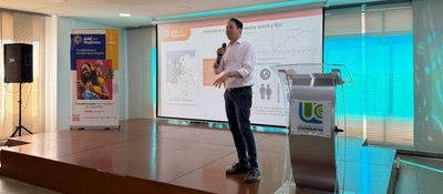 Foto de funcionario de la ANE en exposición