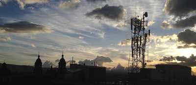 Foto de antena de comunicaciones tomada al atardecer