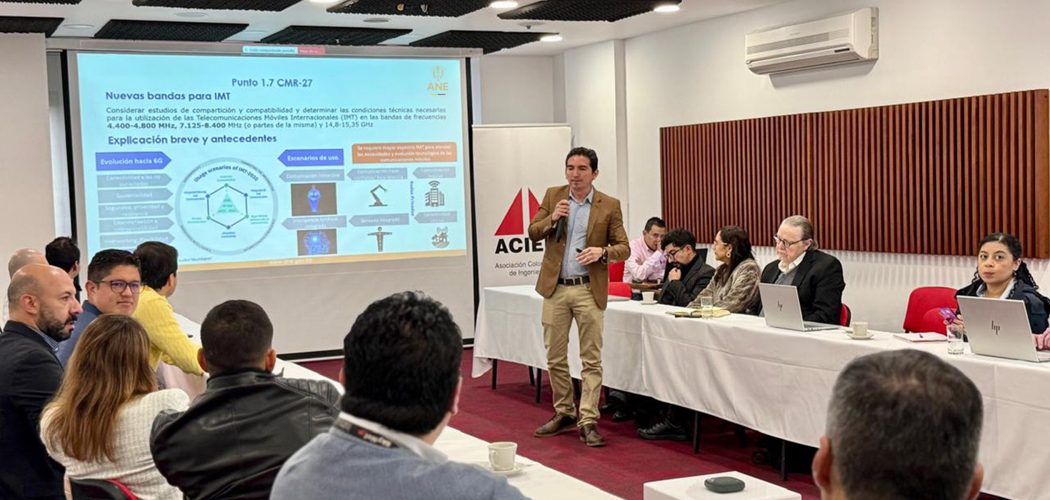 Foto de speaker y asistentes a la presentacíón