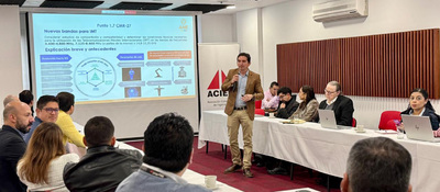 Foto de speaker y asistentes a la presentacíón