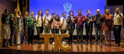 Foto de personas beneficiarias con discapacidad visual y auditiva