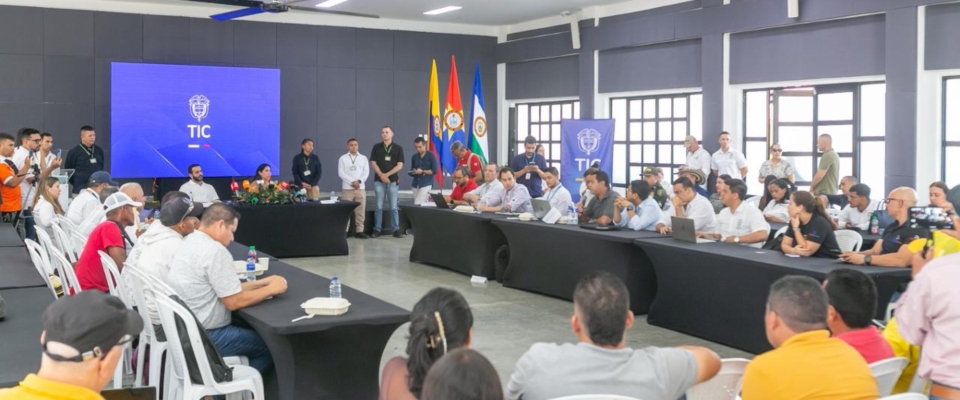 Foto de la Ministra TIC en mesa técnica