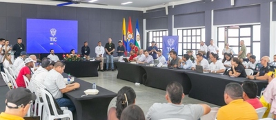 Foto de la Ministra TIC en mesa técnica