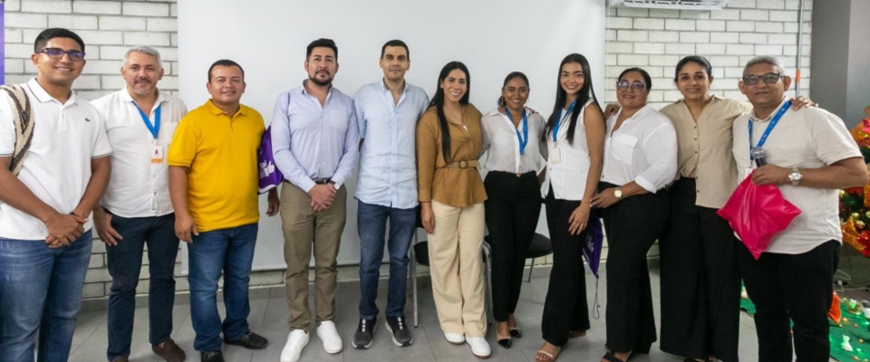 Foto de Ministra TIC y funcionarios