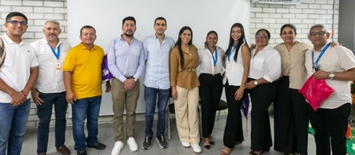 Foto de Ministra TIC y funcionarios