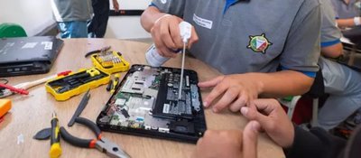 Foto de un jóvenes en una clase tecnica de reparación de equipos